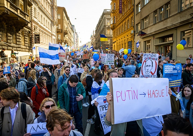 Как в Праге прошло шествие «Россияне против Путина»: много фотографий