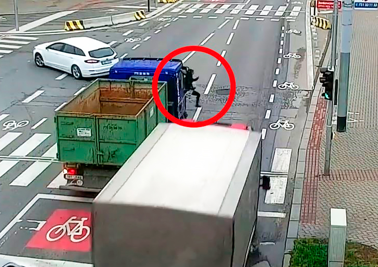 Полиция опубликовала видео жуткого ДТП с пешеходом в Праге