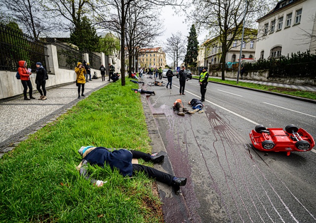 В Праге активисты напомнили российским дипломатам о резне в Буче