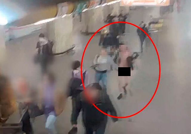 В метро Праги задержали голого пассажира: видео