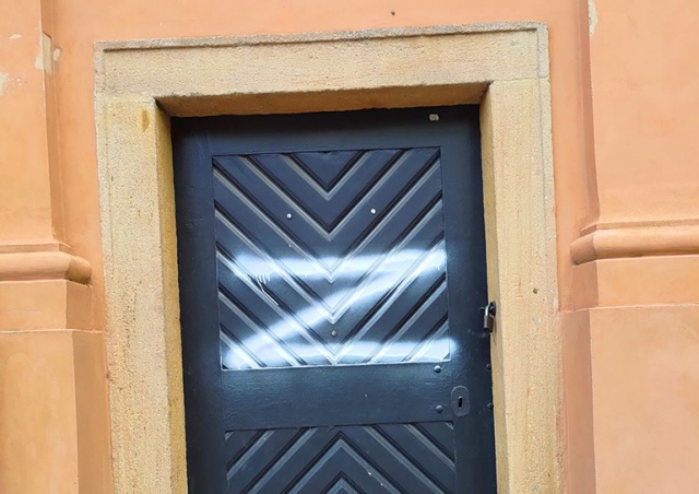 В Праге вандал нарисовал символ «Z» на двери костела