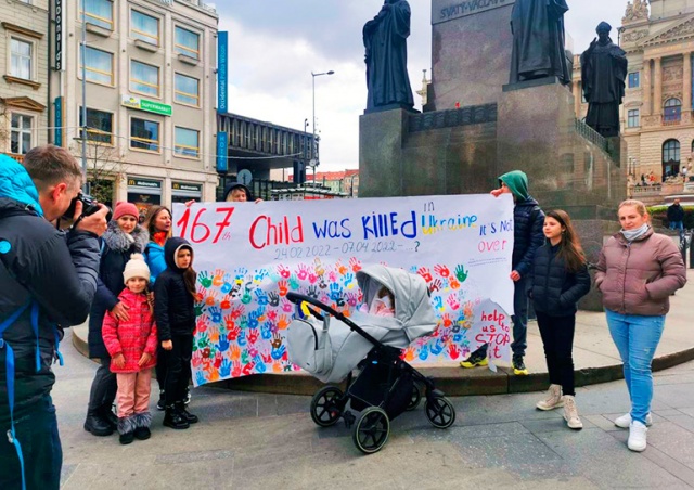 В Праге семьи украинских беженцев почтили память детских жертв российской агрессии