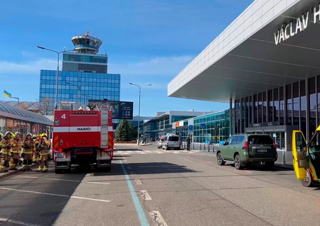 Иностранец устроил переполох в аэропорту Праги. В его рюкзаке взорвалась пиротехника