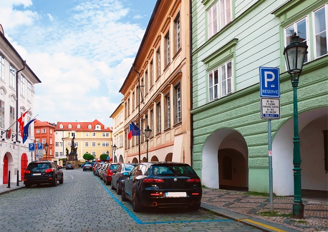 Полиция Праги сообщила, что не всегда может штрафовать украинцев за неправильную парковку