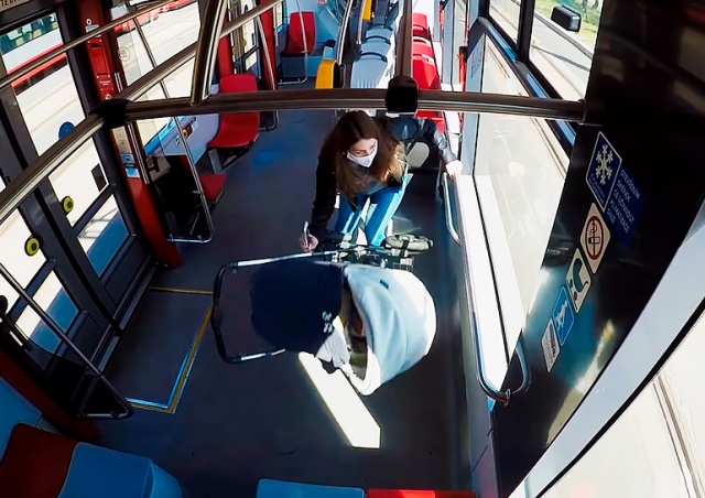 Почему коляску в транспорте нужно ставить параллельно движению: наглядное видео
