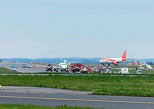 В Праге пассажиров самолета экстренно эвакуировали из-за сообщения о бомбе