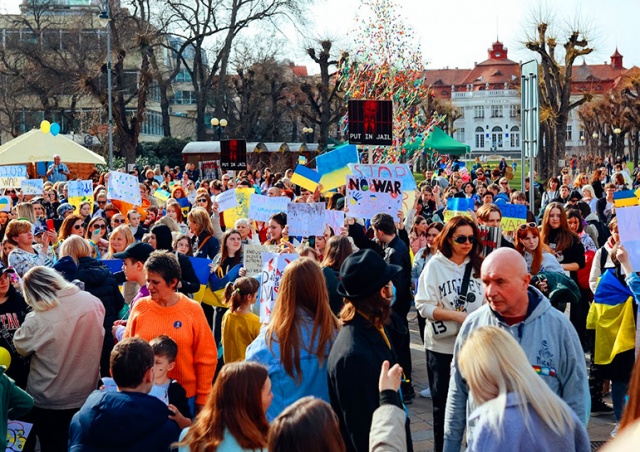 В Карловых Варах прошел митинг в поддержку Украины: много фото