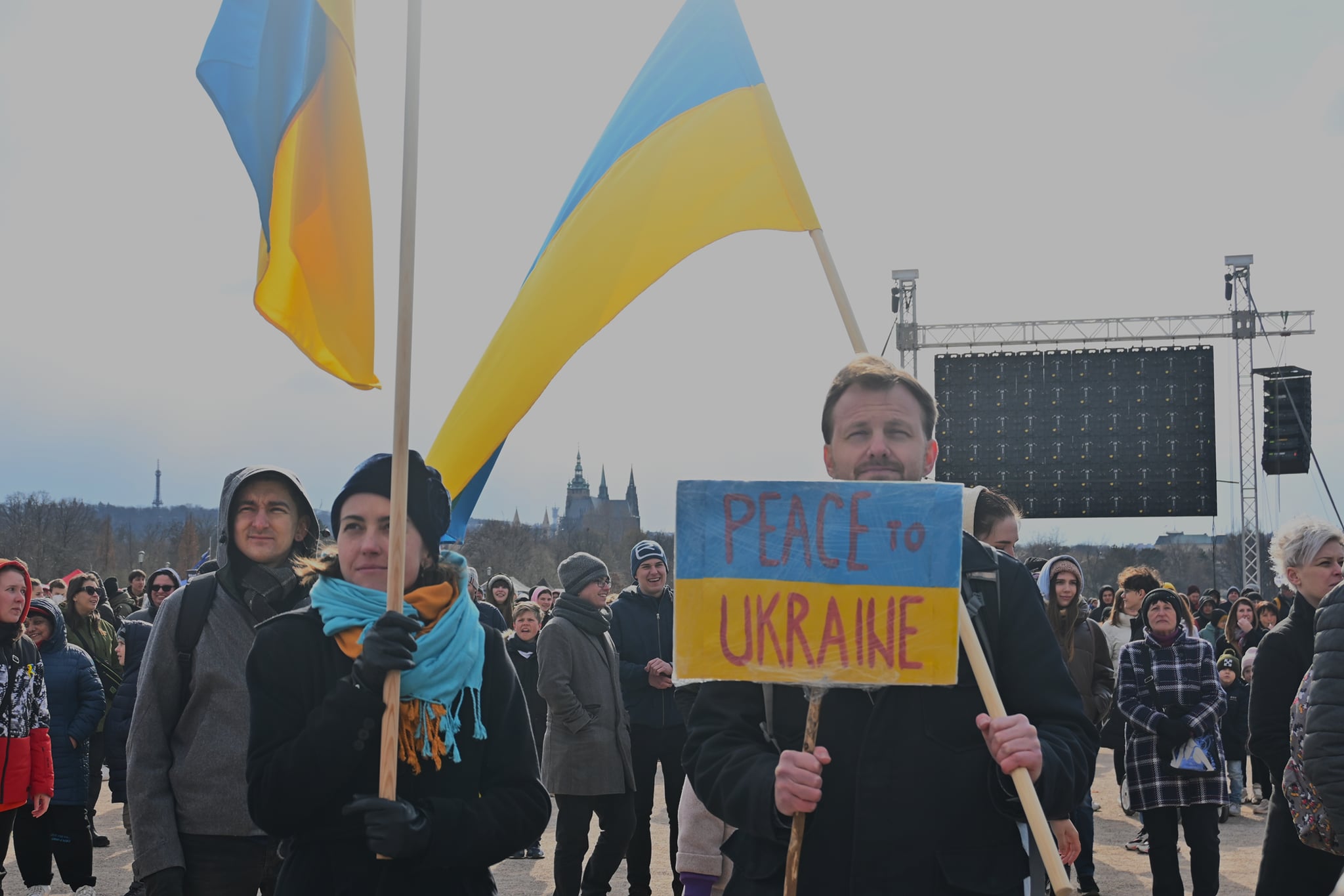 Митинги в поддержку украины. Митинг. Митинг за Украину. Украина митингующие. Митинг за деньги.