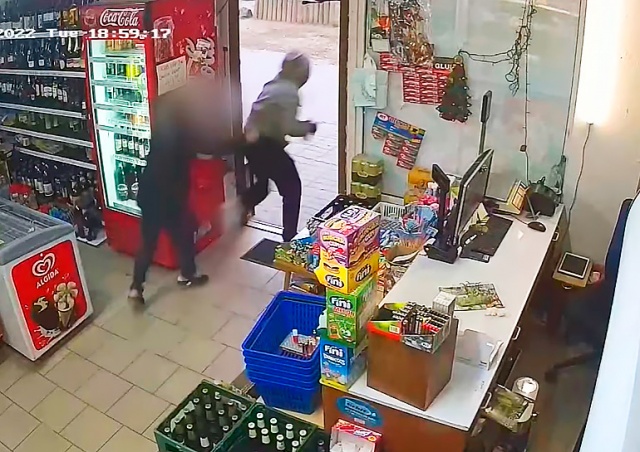 В Чехии продавщица прогнала вооруженных грабителей: видео