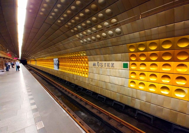 Две технические неполадки нарушили работу «зеленой» линии метро Праги