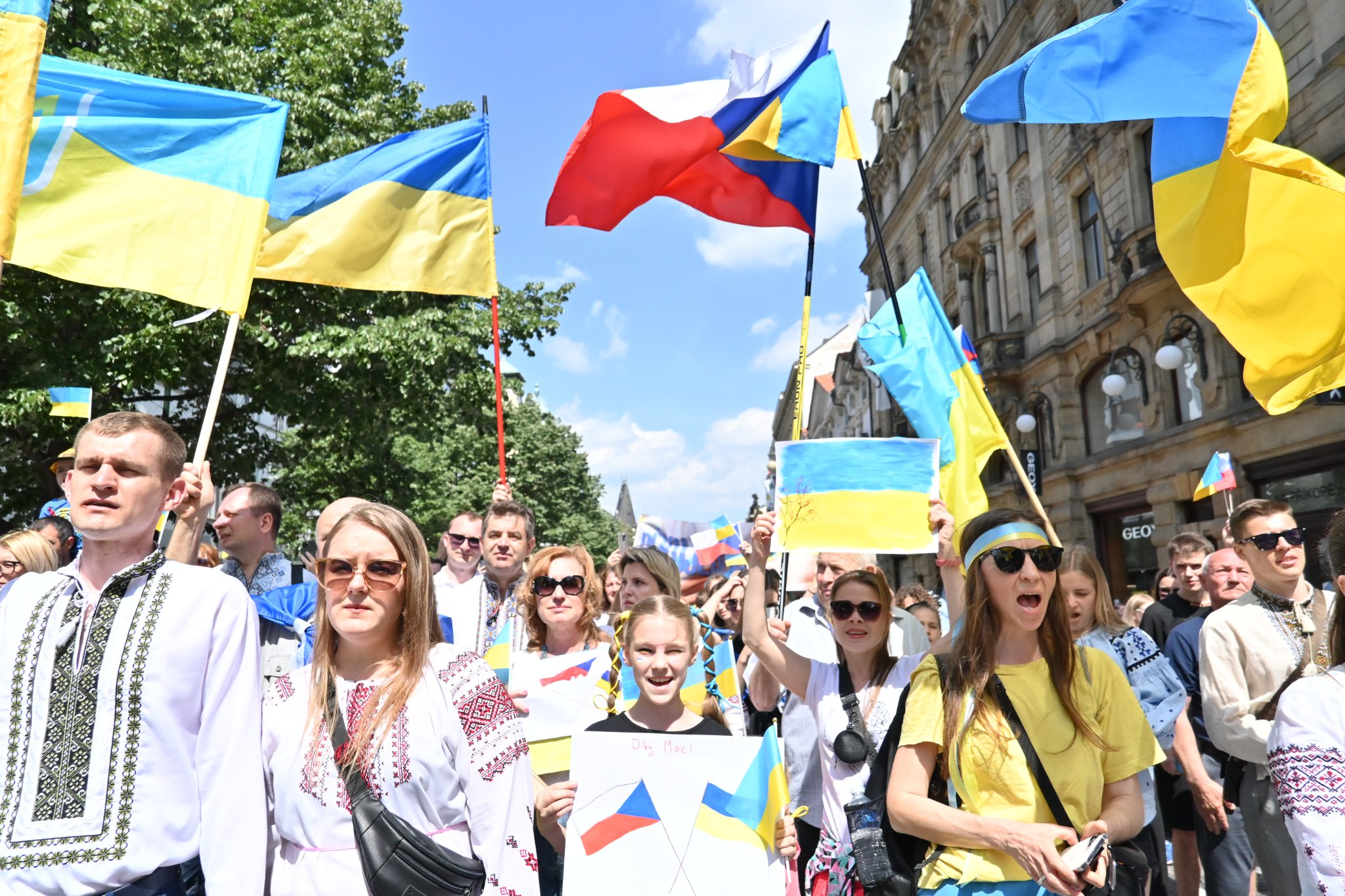 Хохлы парад. Украинцы в Чехии. День вышиванки. Украинцы в вышиванках. Украинская диаспора в Праге.