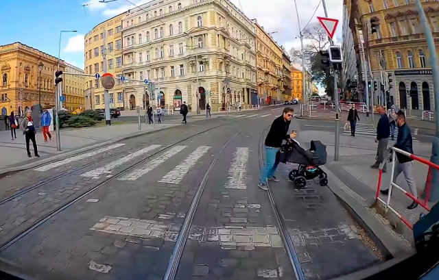 Трудно быть водителем трамвая в Праге: подборка случаев безрассудства на путях