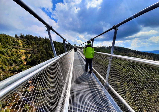 В Чехии открылся самый длинный подвесной мост в мире: видео