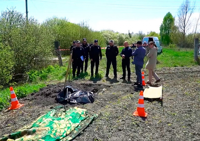В братской могиле под Киевом нашли тело гражданина Чехии