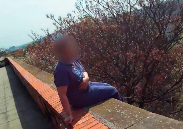 В Праге полицейский отговорил мужчину от самоубийства: видео