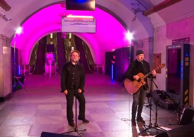 Группа U2 неожиданно выступила в метро Киева: видео