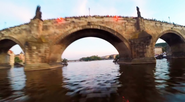 В воскресенье под Карловым мостом Праги пролетит парашютист: видео