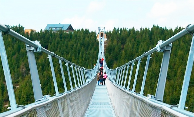 Новая достопримечательность Чехии: видео с самого длинного подвесного моста в мире