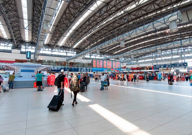 Пражский аэропорт попросил пассажиров приезжать за 2,5 часа до вылета