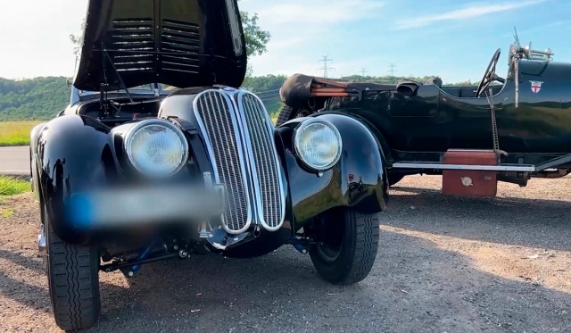 Под Прагой ассенизатор повредил три ретро-машины, в том числе 100-летний «Бентли»