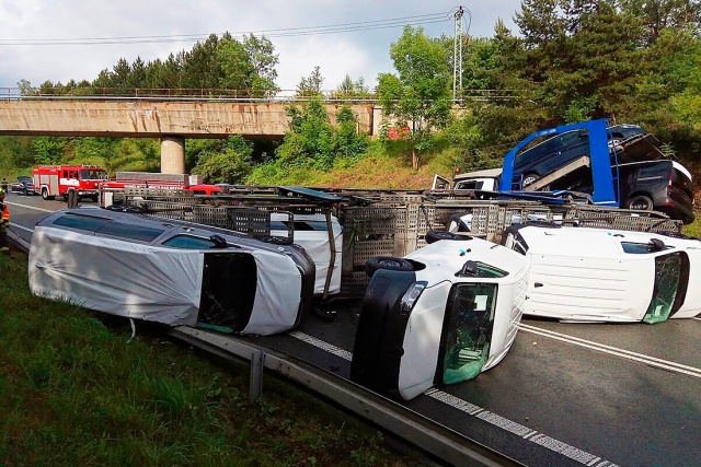 На севере Чехии перевернулся автовоз. Ущерб превысил 7 млн крон
