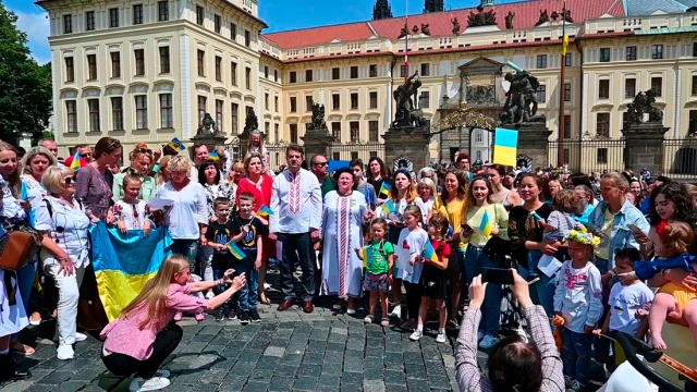 В центре Праги 150 украинцев спели песню «Ой у лузі червона калина»: видео