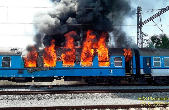 На вокзале в чешском городе Пльзень загорелся пустой поезд: видео