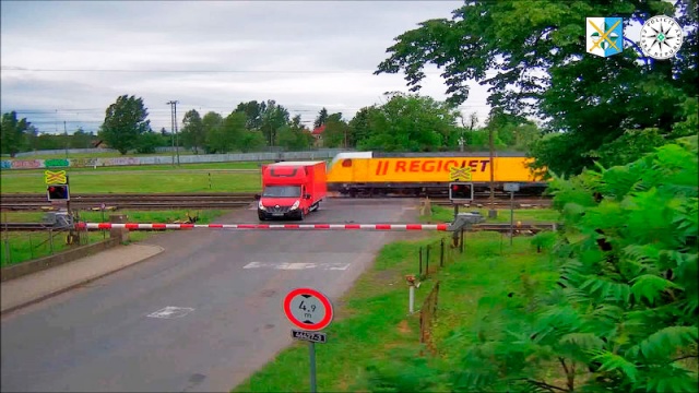 В Чехии грузовик «застрял» на железнодорожном переезде: видео