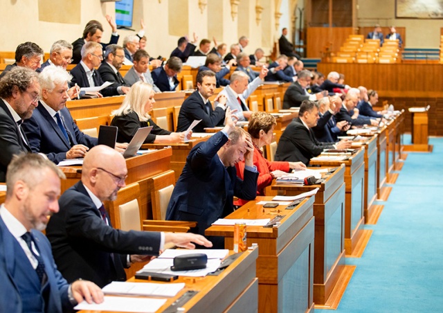 Сенат Чехии поддержал ужесточение условий помощи беженцам