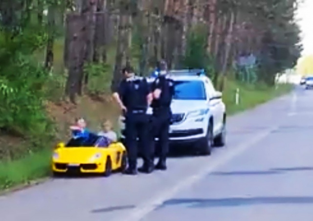 В Чехии полиция остановила на шоссе детский автомобиль: видео