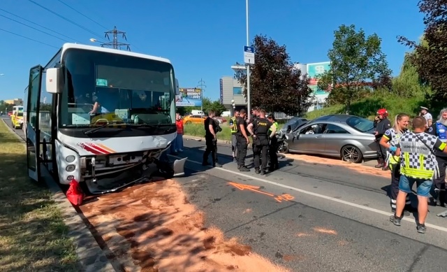 В Праге автобус с детьми попал в ДТП: 15 пострадавших