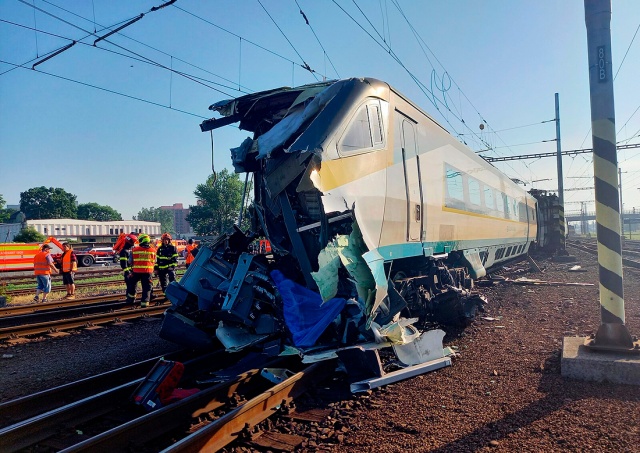 В Чехии скоростной поезд столкнулся с маневровым локомотивом