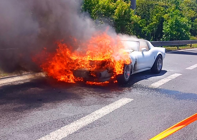 В Праге сгорел Chevrolet Corvette 1979 года выпуска