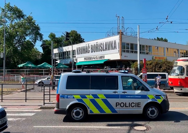 В Праге полицейская машина сбила 9-летнюю девочку