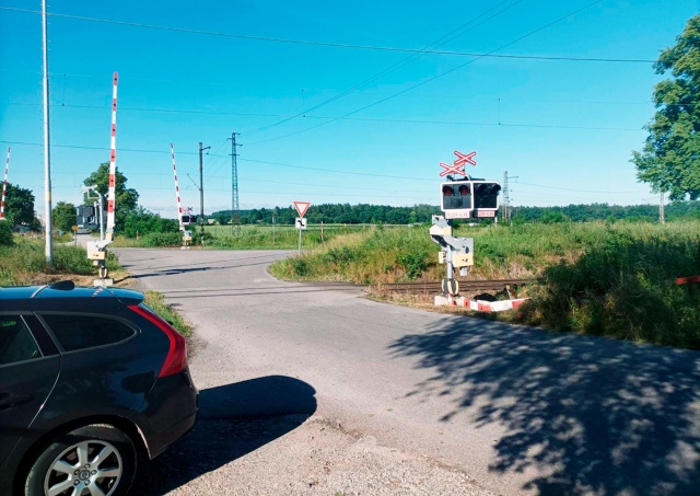 В Чехии водитель не растерялась, оказавшись «запертой» на переезде