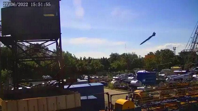 Зеленский показал видео попадания ракеты в ТЦ в Кременчуге