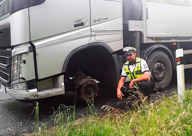 В Чехии по автомагистрали ехала фура без переднего колеса