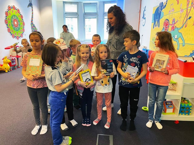 «Книжная скорая помощь»: как библиотекарь из России помогает в Праге детям-беженцам