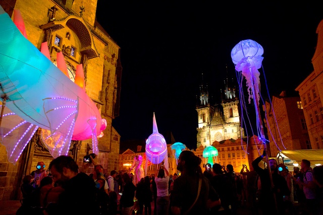 В четверг и пятницу в центре Праги пройдет парад огромных марионеток