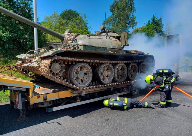 В Праге загорелась фура, перевозившая советский танк