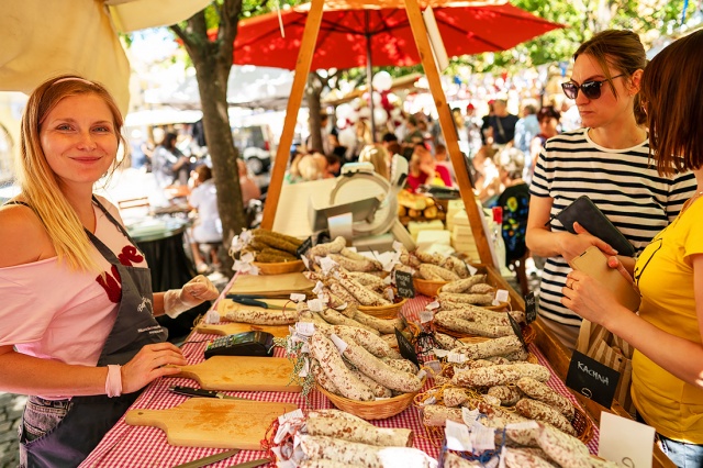 В центре Праги открылся французский продуктовый рынок