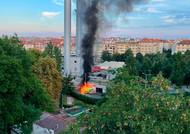 В Праге сгорела машина скорой помощи: видео
