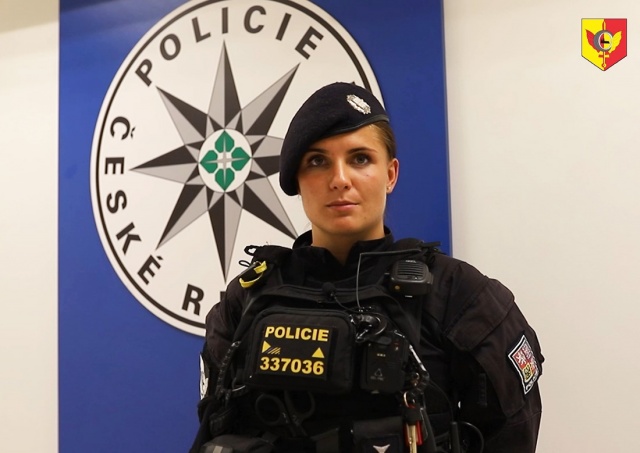 В Праге сотрудница полиции спасла тонущего пенсионера: видео