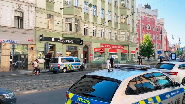 Самоубийца спрыгнул с крыши в центре Праги