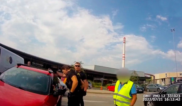 В Праге полиция спасла еще одного ребенка из раскаленного авто: видео