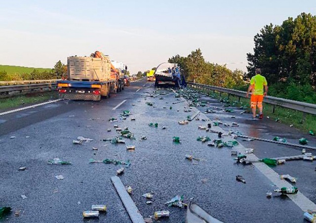 В Чехии из фуры на дорогу вывалились сотни бутылок пива