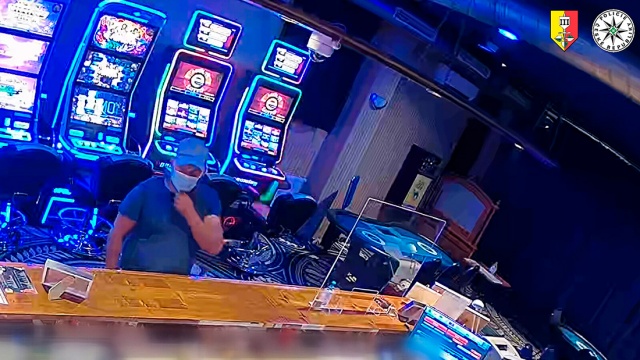 Полиция Праги разыскивает незадачливого грабителя казино: видео
