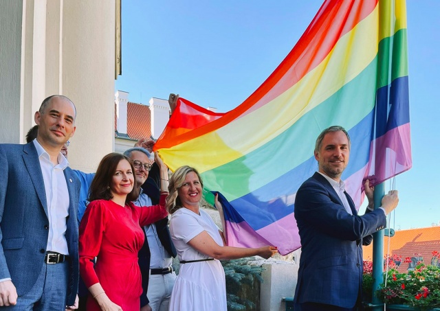 Прагу украсили радужными флагами в поддержку фестиваля Prague Pride