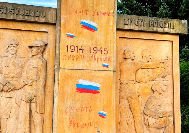 В Чехии на постаменте памятника красноармейцам появилась надпись «Смерть Украине»