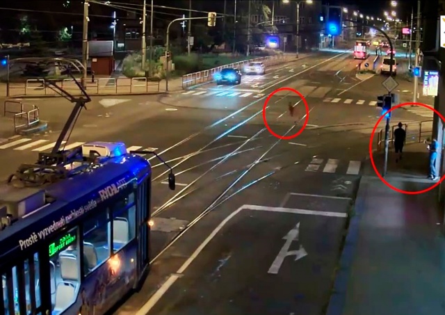В Остраве школьник выбежал на дорогу прямо под колеса внедорожника: видео